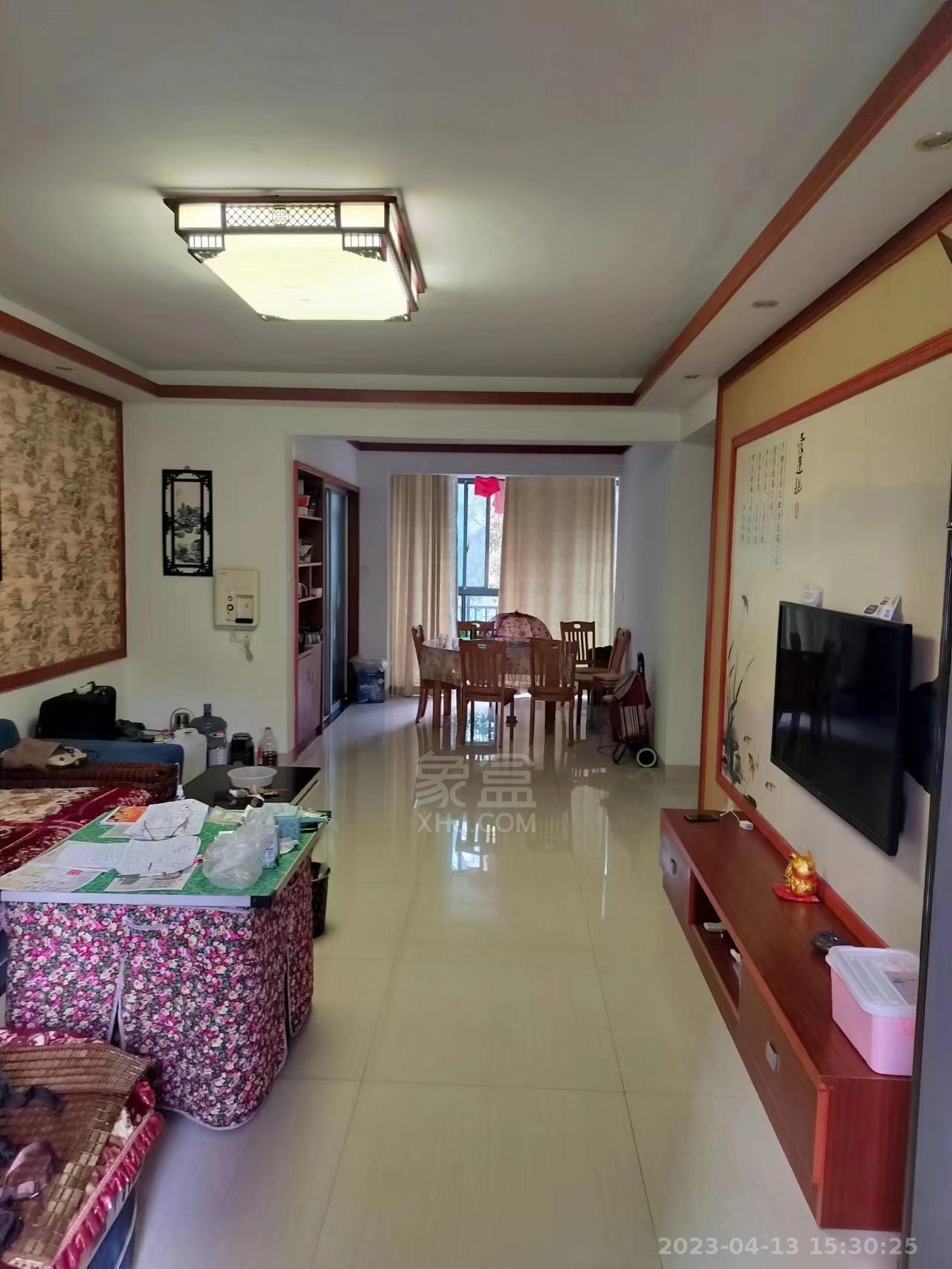 中央皇庭  3室2厅2卫   2200.00元/月