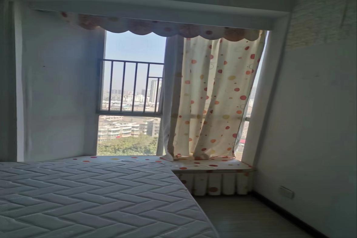 都市春天  3室2厅1卫   2200.00元/月室内图