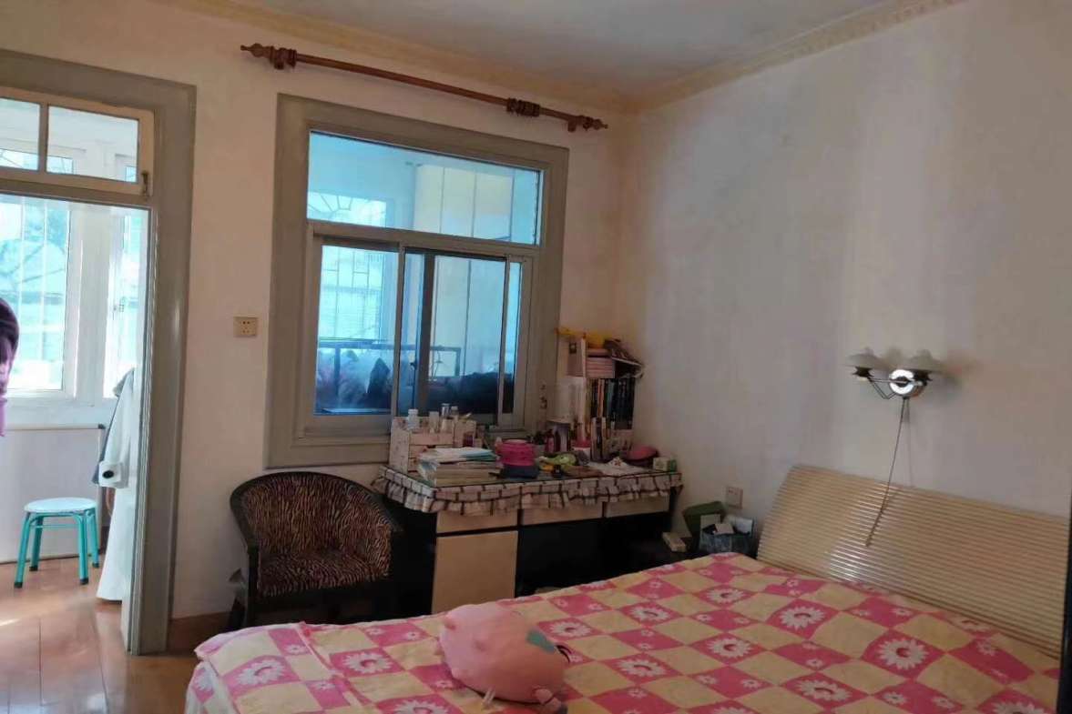 八一安居小区  3室1厅1卫    53.6万客厅