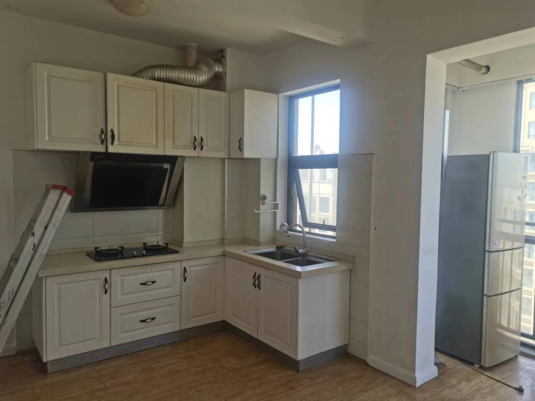 新邦壹品  3室2厅2卫   2000.00元/月