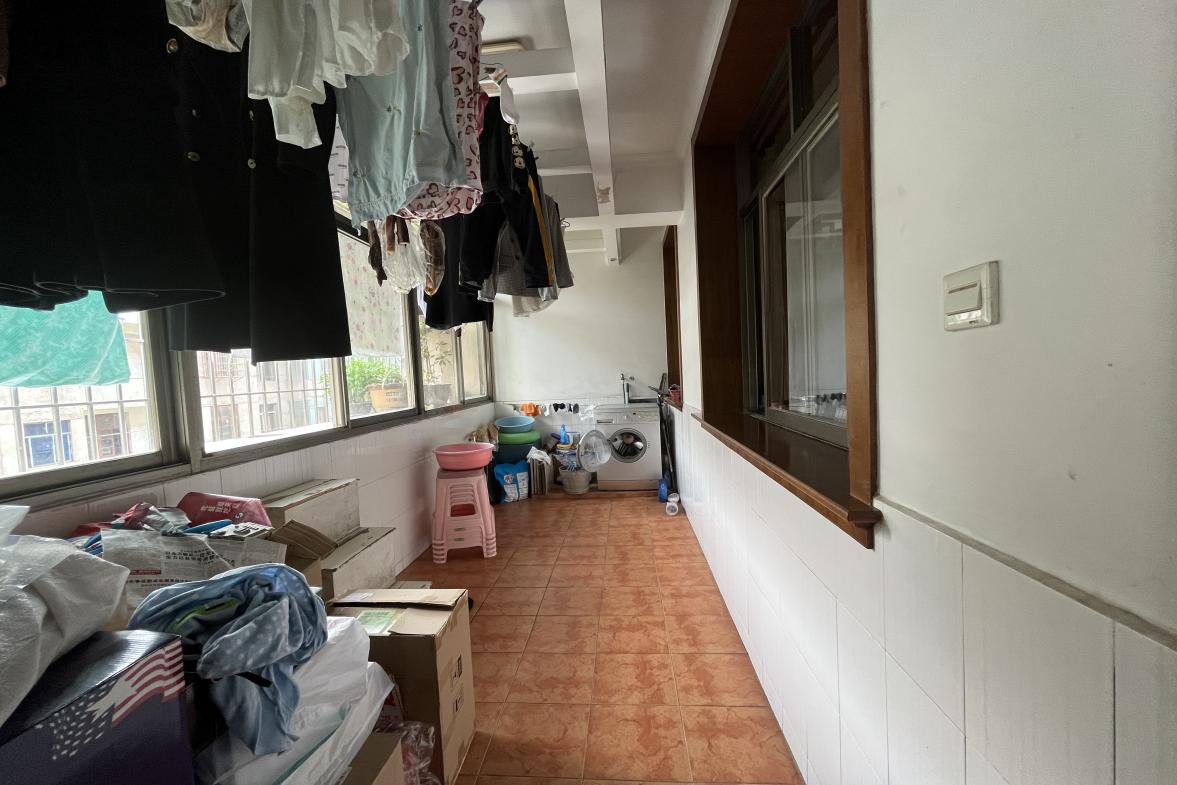 农业发展银行家属楼  4室2厅2卫   128.00万客厅