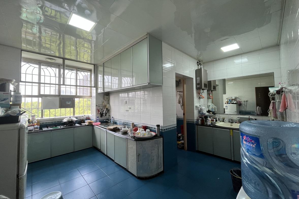 农业发展银行家属楼  4室2厅2卫   128.00万客厅