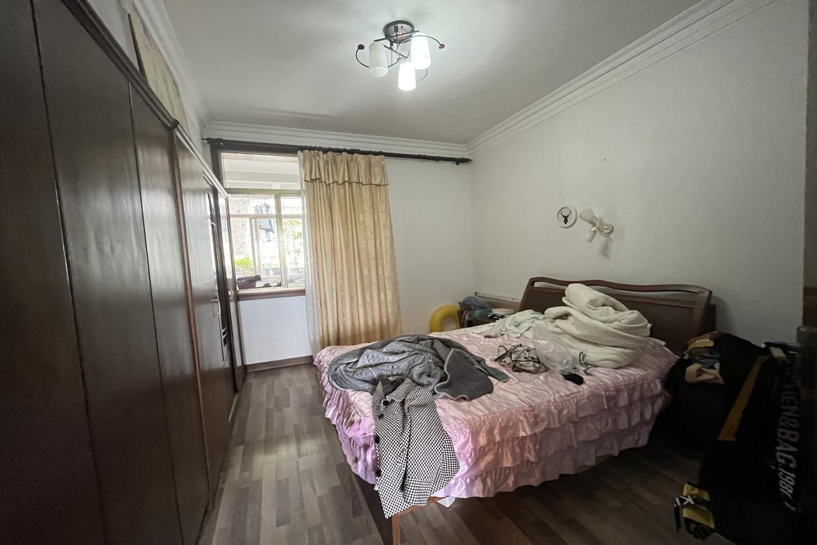 农业发展银行家属楼  4室2厅2卫   128.00万客厅