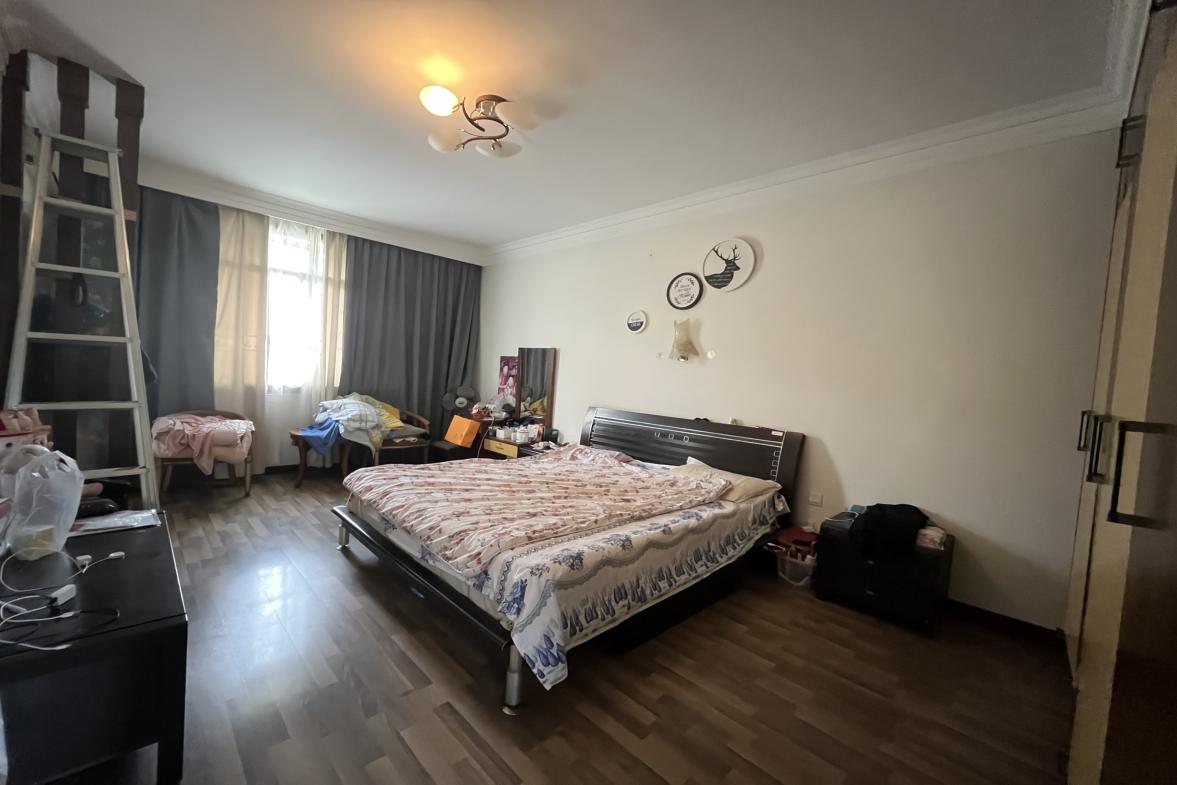 农业发展银行家属楼  4室2厅2卫   128.00万客厅