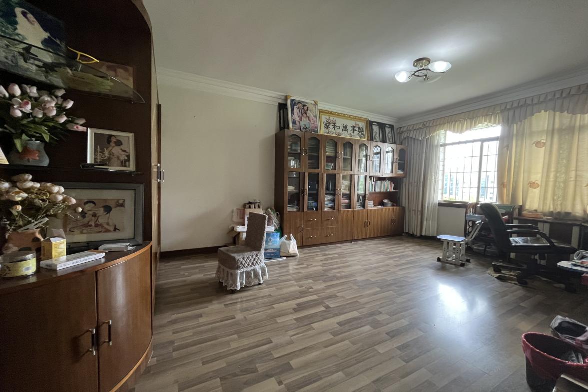 农业发展银行家属楼  4室2厅2卫   128.00万客厅