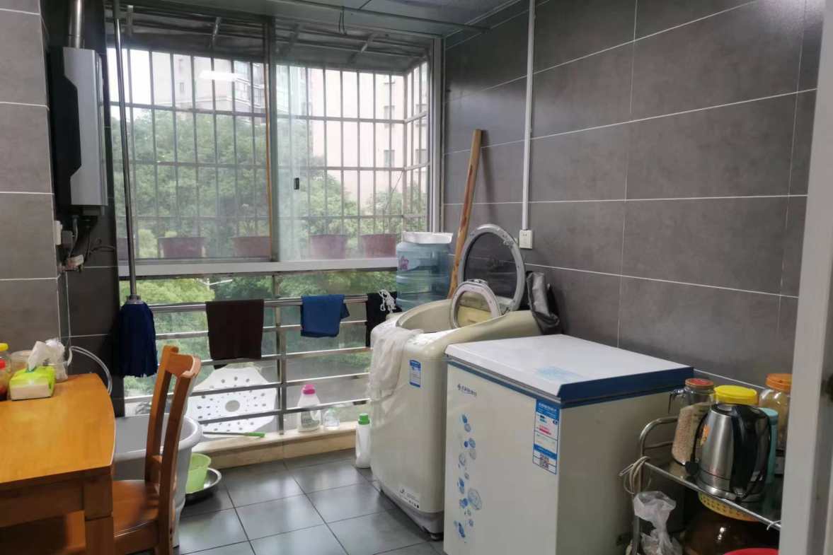 佳宁娜小区（梓山湖小区）  3室2厅1卫   96.80万客厅