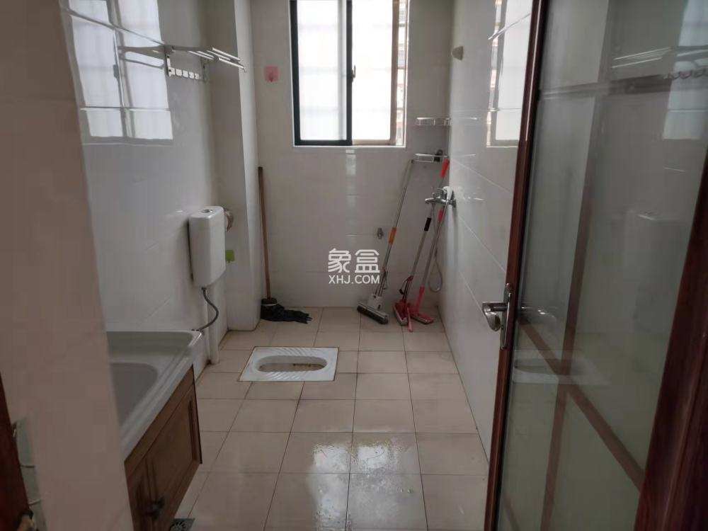 华新苑  5室2厅2卫   3600.00元/月室内图