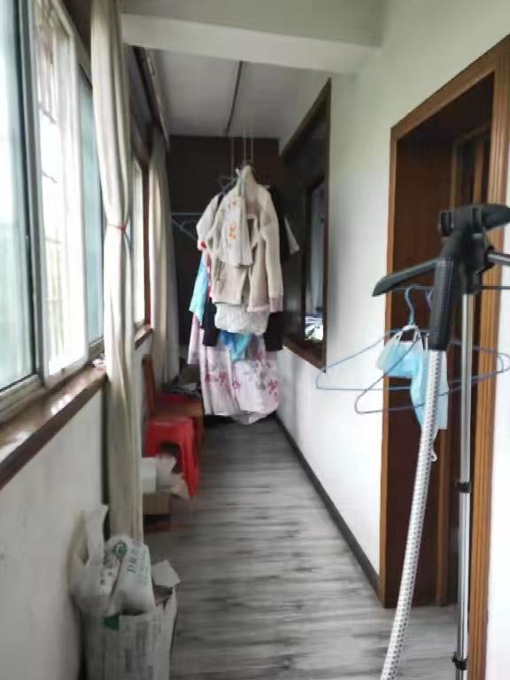 市农机局家属楼  3室2厅2卫   59.80万客厅