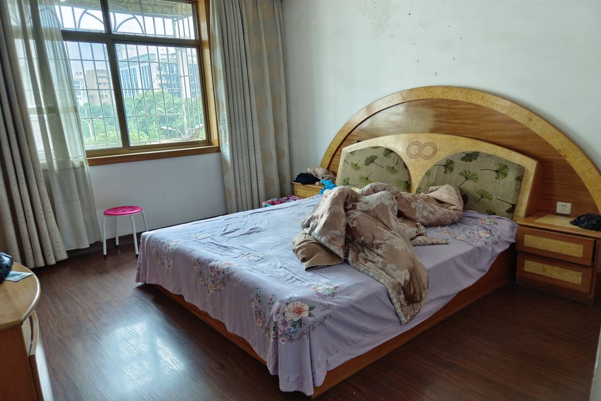 新星文化城 3室2厅2卫 82.0万 新星文化城 3室2厅2卫 82.0万客厅