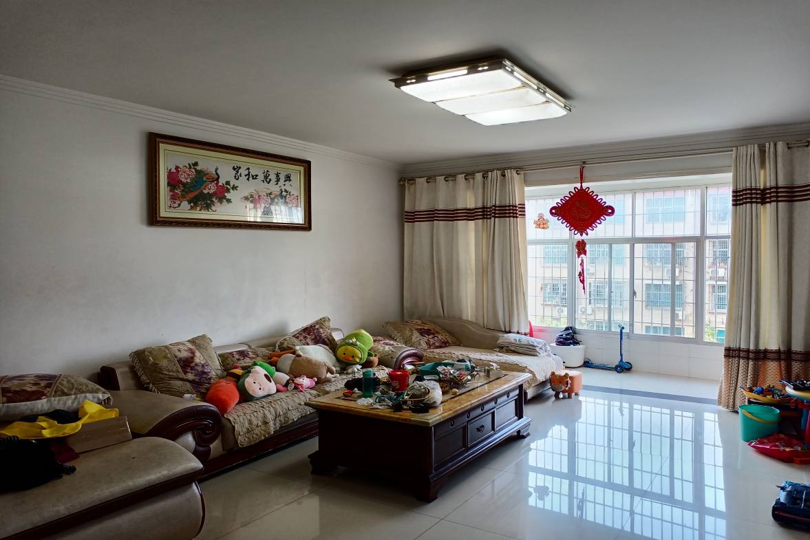 湘中北苑  3室3厅1卫    55.8万 湘中北苑  3室3厅1卫    55.8万客厅