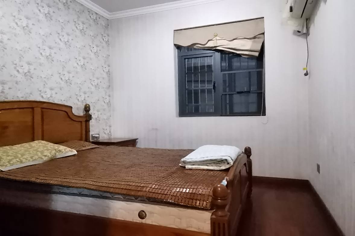 兴质苑住宅小区  4室2厅2卫    88.0万卧室