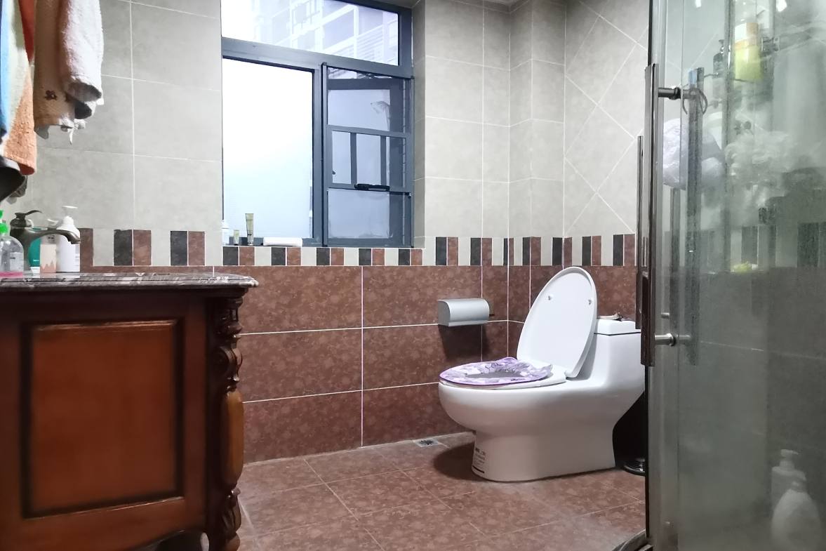 兴质苑住宅小区  4室2厅2卫    88.0万卫生间