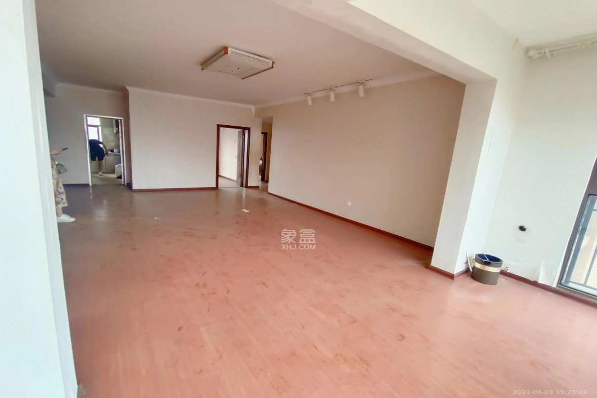 钱隆樽品(一、二、三期)  3室2厅2卫    3200.0元/月室内图