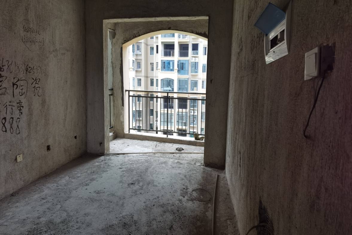 滨江名都  4室2厅2卫    75.8万客厅