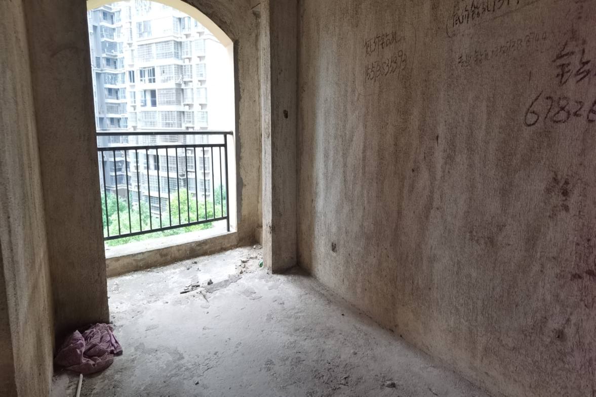 滨江名都  4室2厅2卫    75.8万客厅