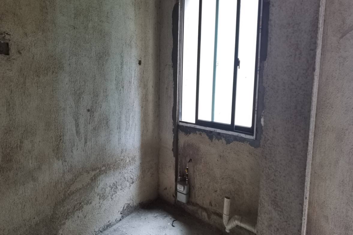 滨江名都  4室2厅2卫    75.8万客厅