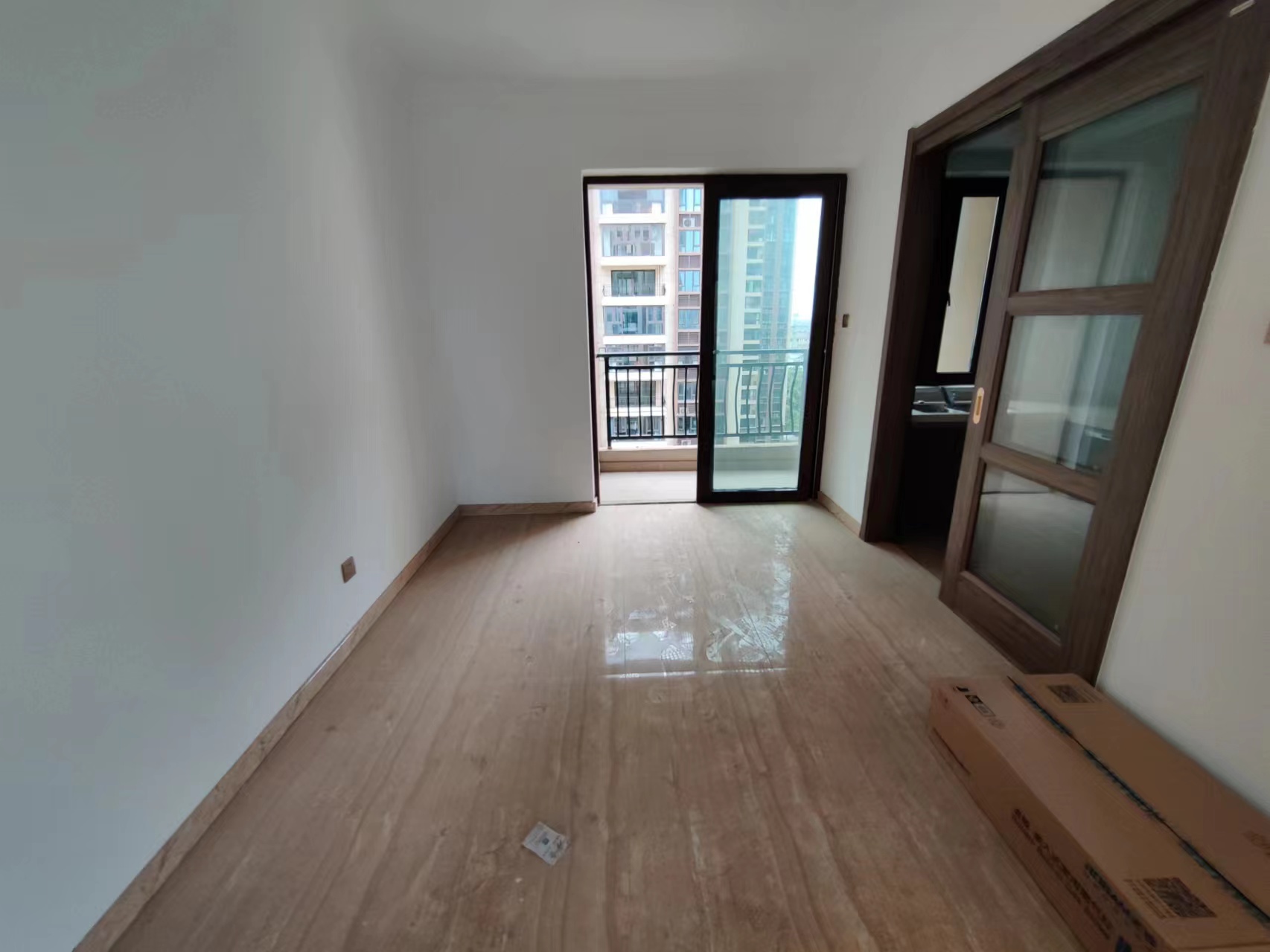 东城首府  4室2厅2卫    95.8万