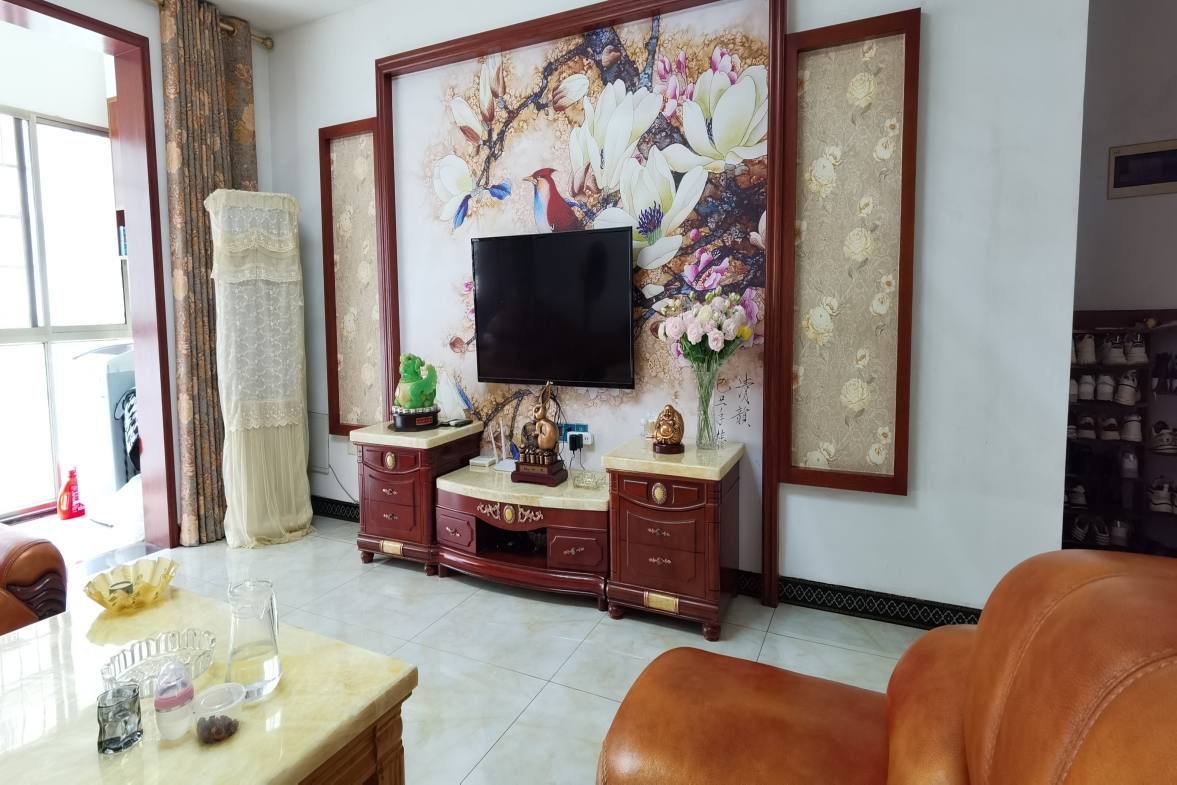 龙凤花园  4室2厅2卫    95.8万客厅