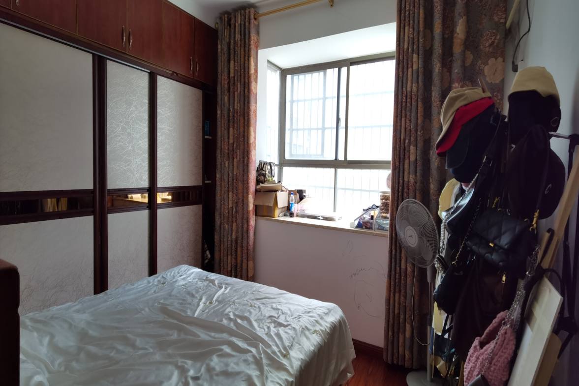 龙凤花园  4室2厅2卫    95.8万客厅