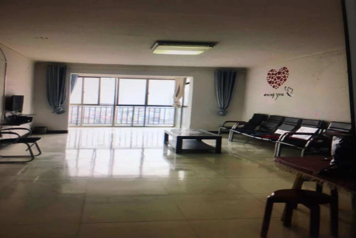 吉泰邦臣  3室2厅2卫    82.8万客厅