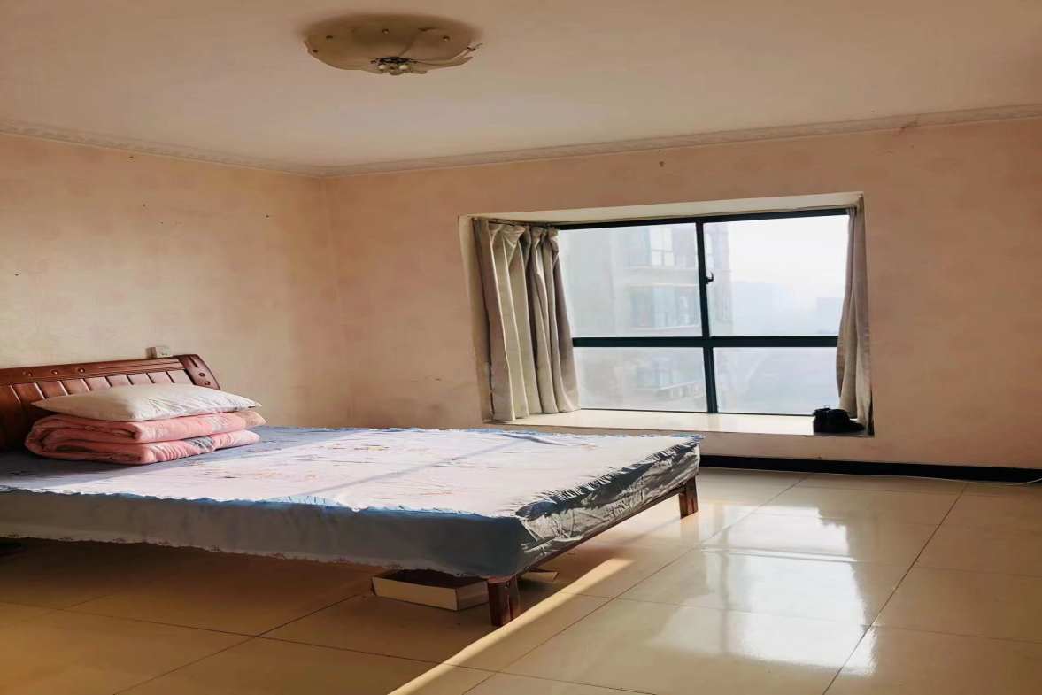 吉泰邦臣  3室2厅2卫    82.8万客厅