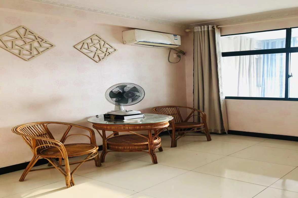 吉泰邦臣  3室2厅2卫    82.8万客厅