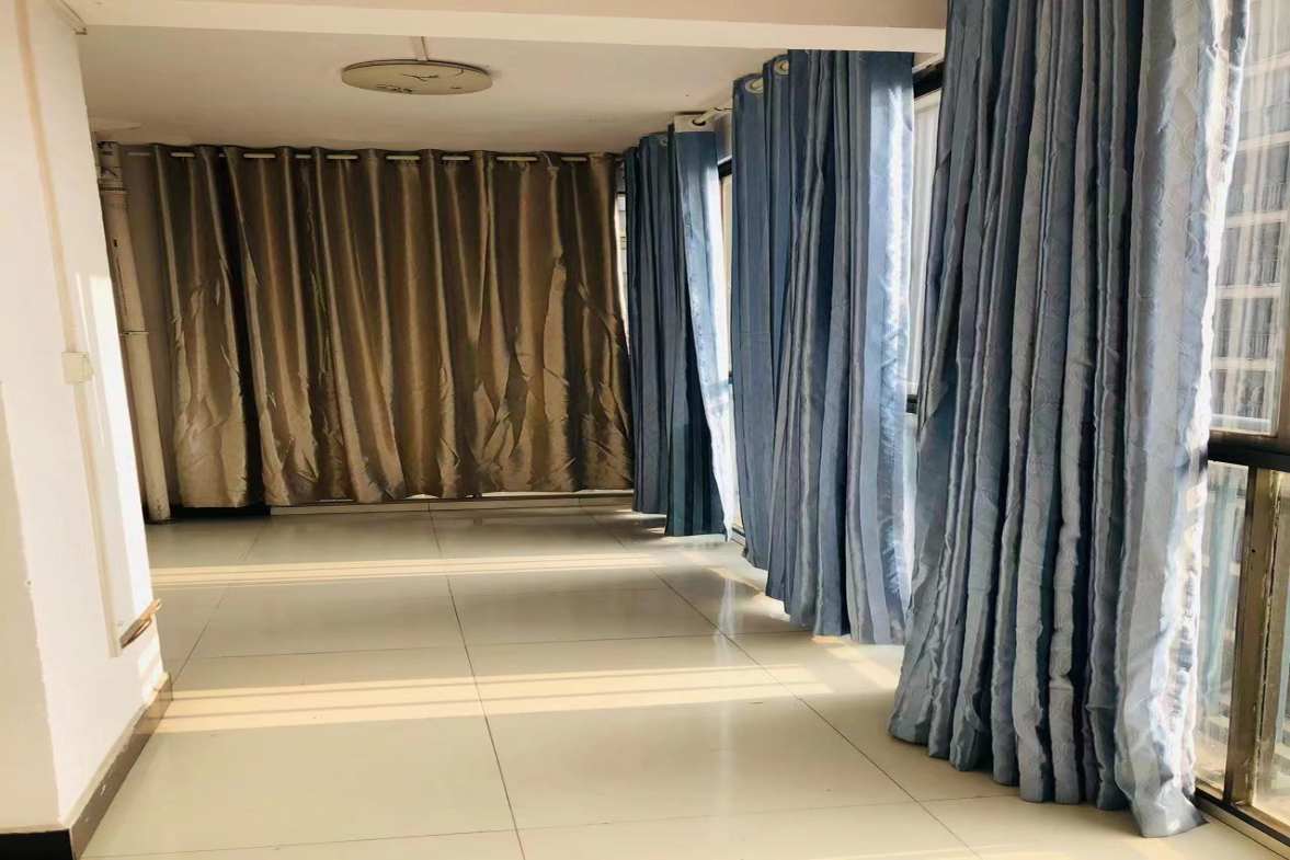 吉泰邦臣  3室2厅2卫    82.8万客厅