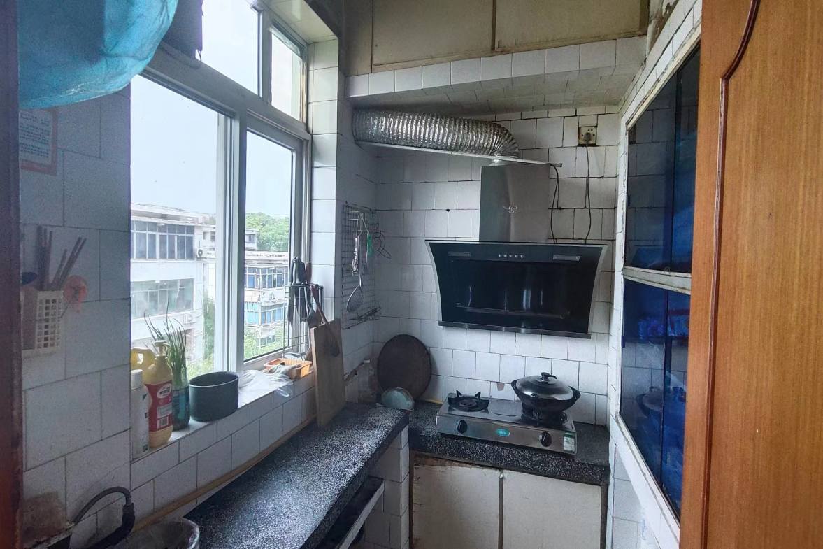 418家属区  3室2厅1卫    34.0万客厅