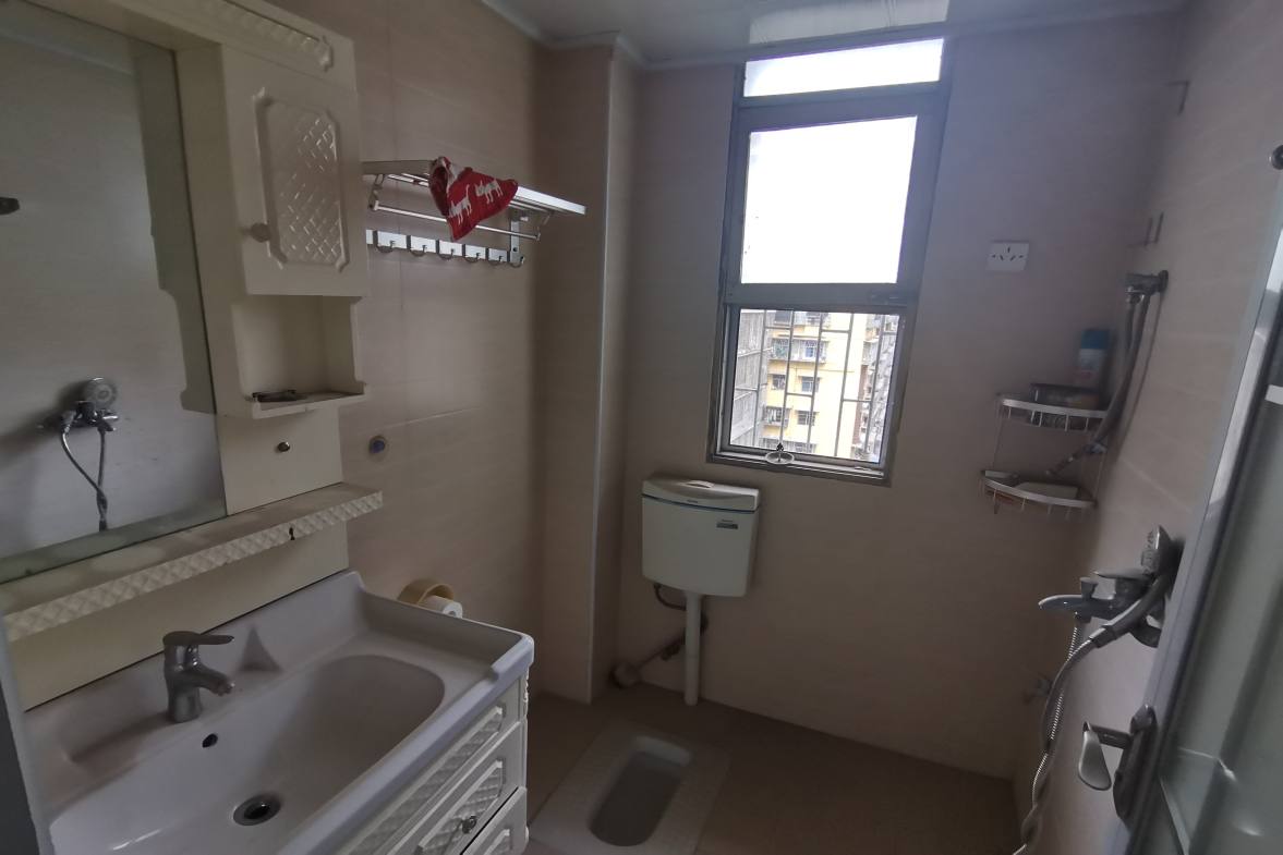 政法委家属楼  4室2厅1卫    1500.0元/月室内图