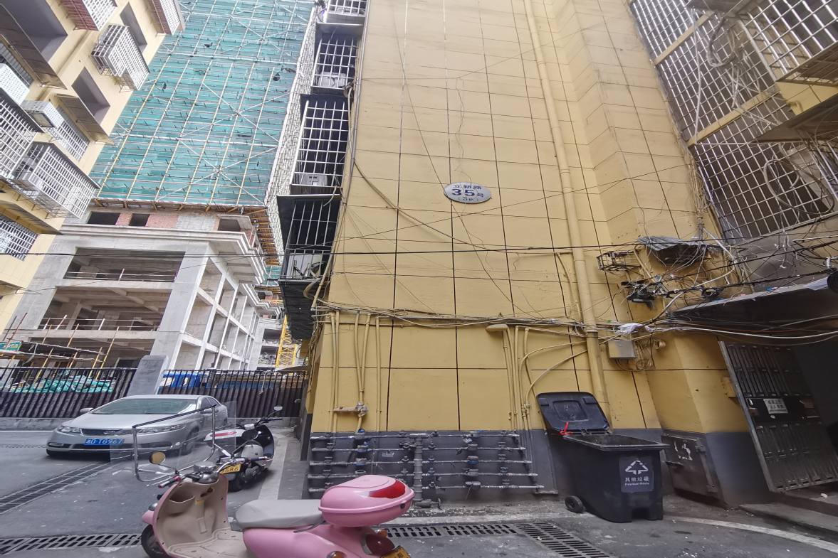 政法委家属楼  4室2厅1卫    1500.0元/月室内图1