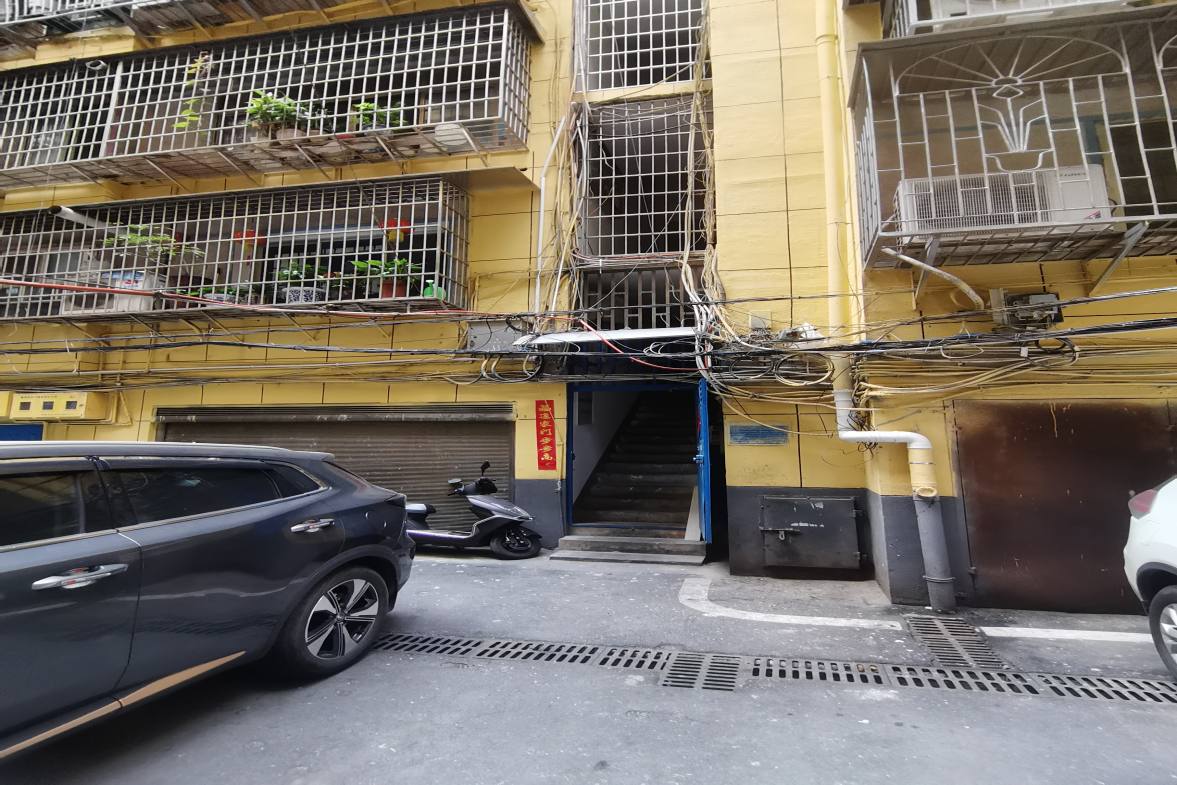 政法委家属楼  4室2厅1卫    1500.0元/月室内图