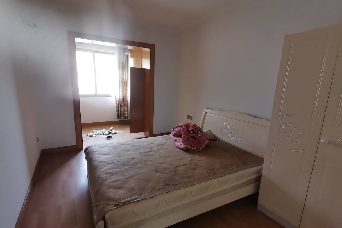 政法委家属楼  4室2厅1卫    1500.0元/月室内图