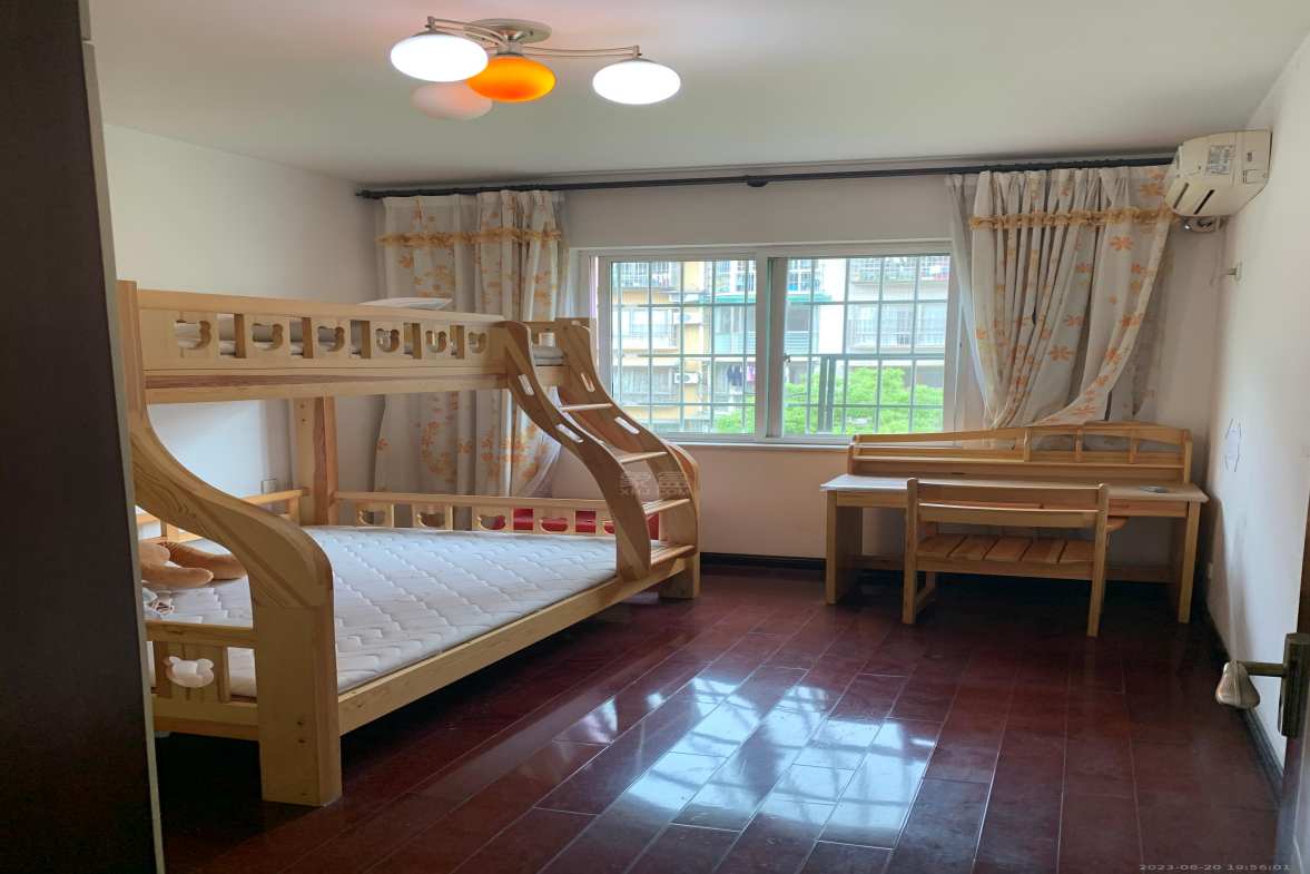 家园小区  4室2厅2卫    2000.0元/月室内图