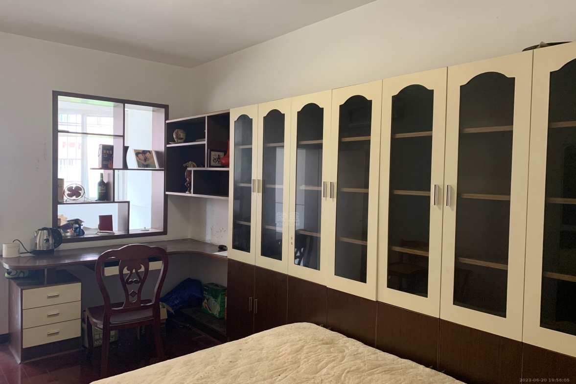 家园小区  4室2厅2卫    2000.0元/月室内图