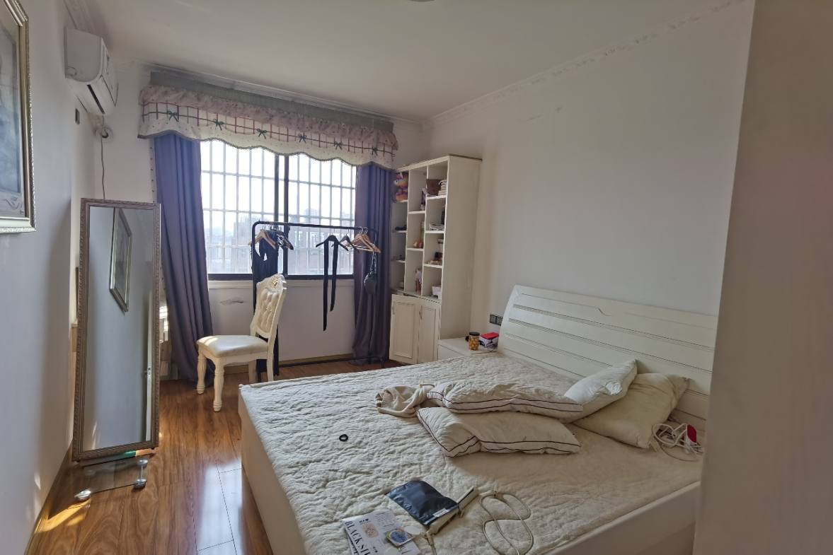 弘星大厦  3室2厅2卫    88.8万客厅