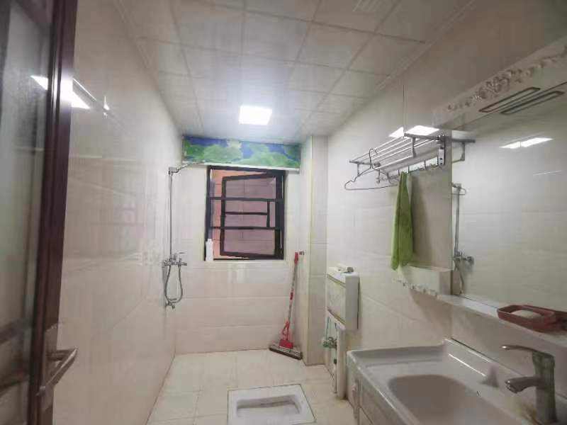 百弘学府城  3室2厅2卫    1800.0元/月室内图