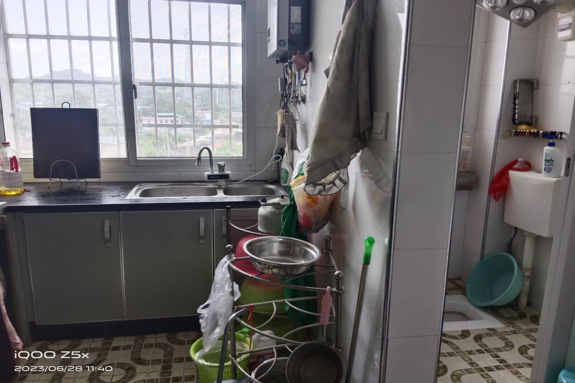 万顺名苑  3室2厅2卫    42.8万厨房