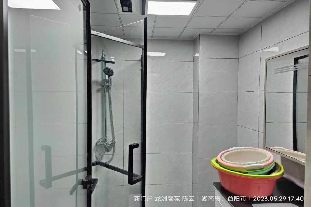 会龙山溪谷（住宅）  4室2厅2卫   88.00万客厅
