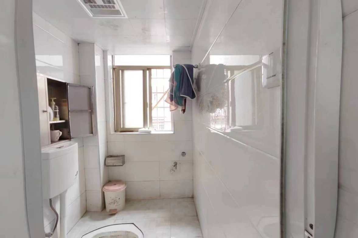 馨园小区  4室2厅2卫   89.80万客厅