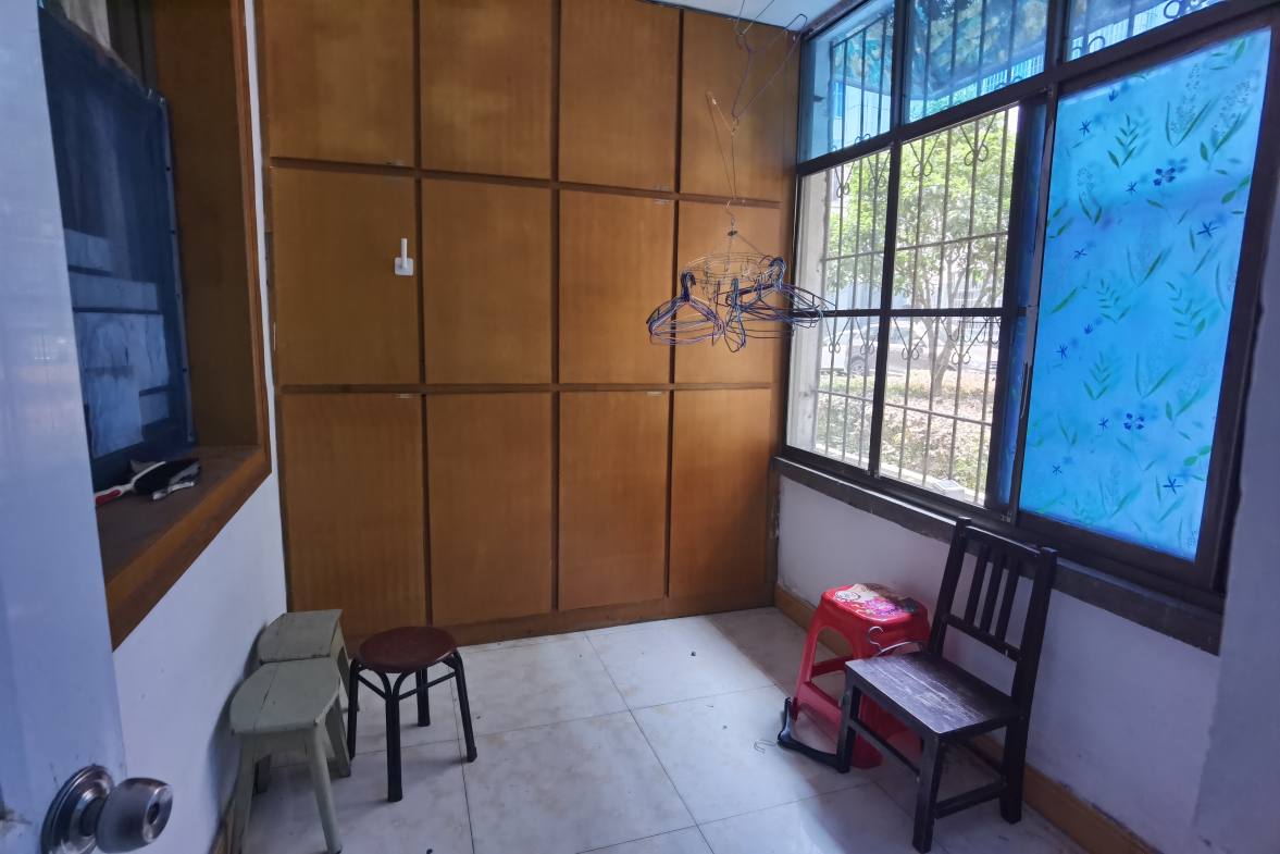 三中(校内)家属院  4室1厅1卫    2800.0元/月室内图