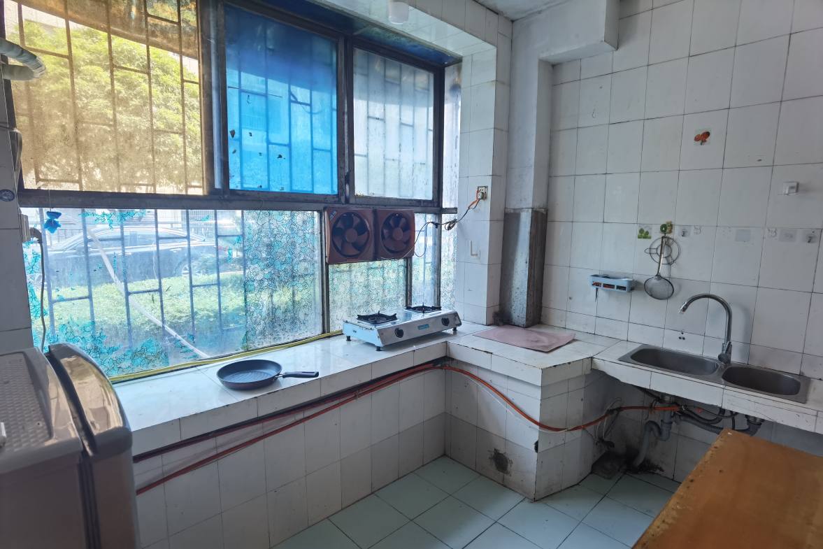 三中(校内)家属院  4室1厅1卫    2800.0元/月室内图