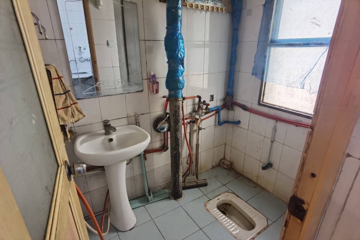 三中(校内)家属院  4室1厅1卫    2800.0元/月室内图