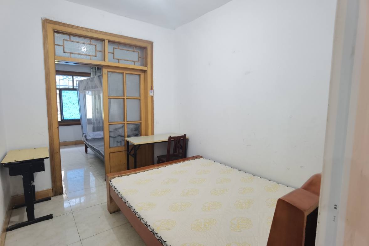 三中(校内)家属院  4室1厅1卫    2800.0元/月室内图