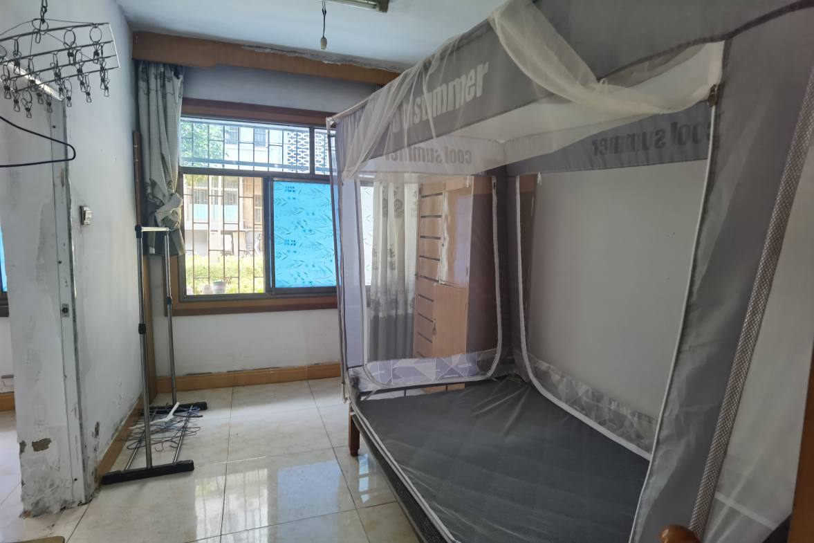 三中(校内)家属院  4室1厅1卫    2800.0元/月室内图