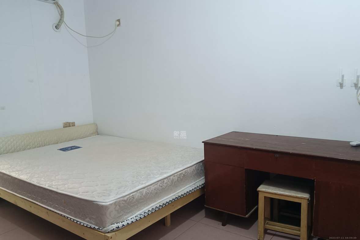 新合四村  1室1厅1卫    1200.0元/月室内图1