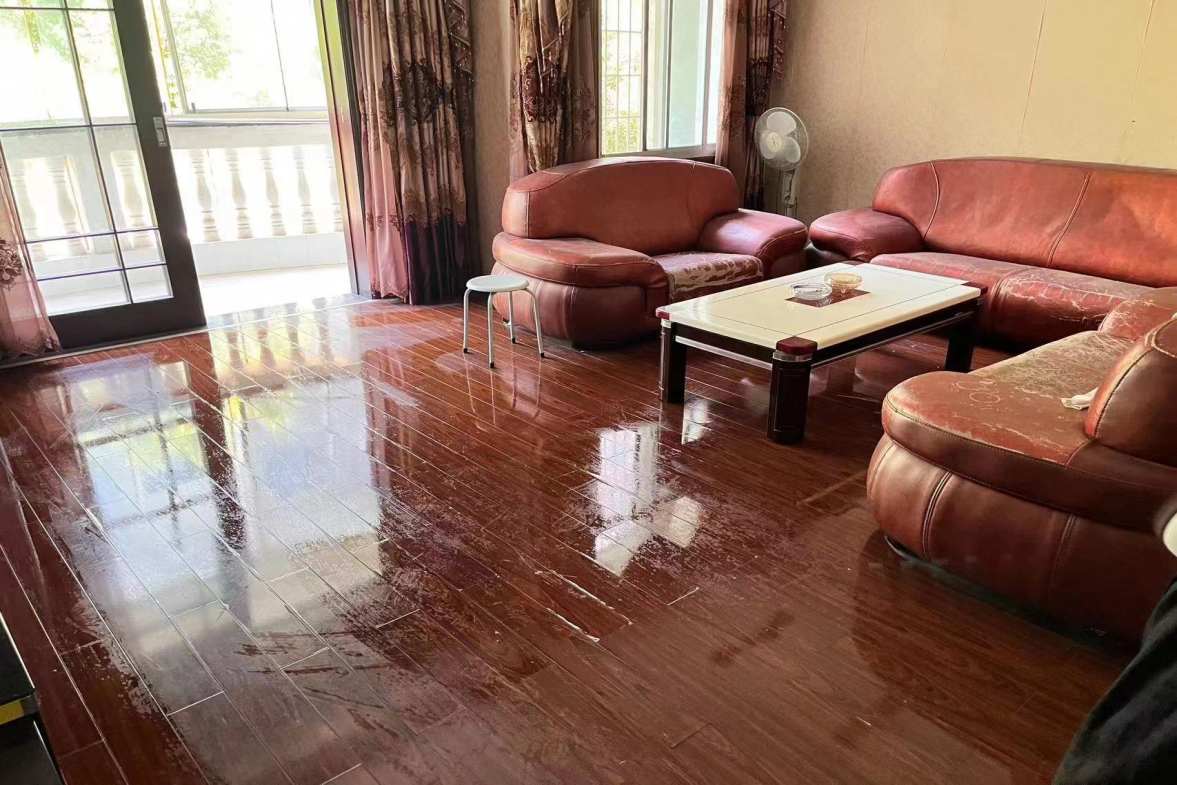 龙泉花园  4室2厅1卫    2000.0元/月室内图