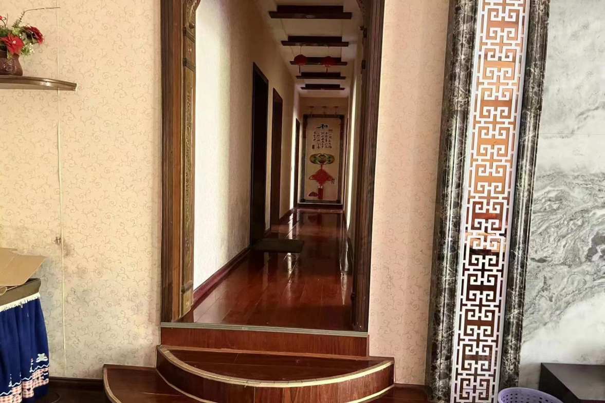 龙泉花园  4室2厅1卫    2000.0元/月室内图