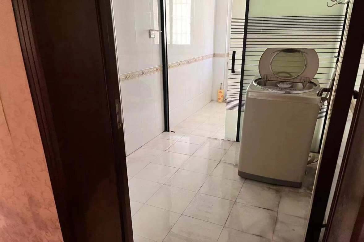 龙泉花园  4室2厅1卫    2000.0元/月室内图