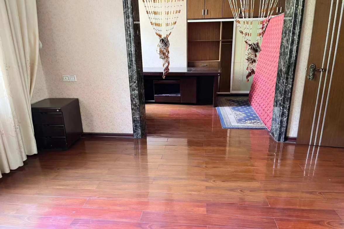 龙泉花园  4室2厅1卫    2000.0元/月室内图