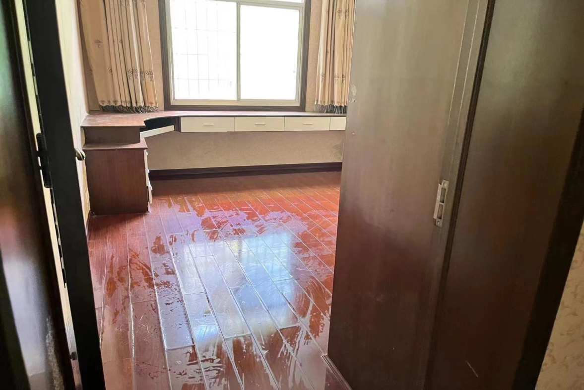 龙泉花园  4室2厅1卫    2000.0元/月室内图